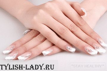 Krásné designové prodloužení nehtů
