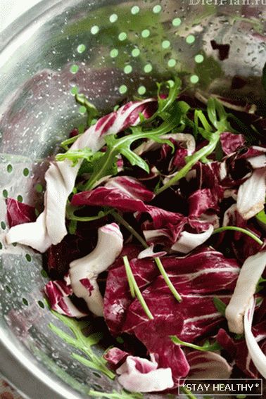 Salát s hruškami, sýrem Adyghe amedový vápencový dresink