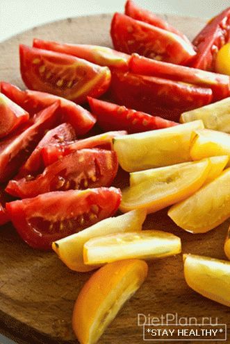 Salát s grilovanou zeleninou a sýrem